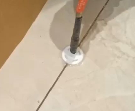 泉山瓷砖空鼓维修公司专业解答瓷砖在铺贴过程中，如果没有涂抹均匀到位的粘结材料（如水泥砂浆或瓷砖胶），可能会导致以下问题
